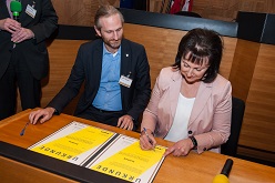 Hendrik Trappmann, Leiter des Amtes für Stadtentwicklung und Projektmanagement und Christine Fuchs, Vorstand der AGFS, unterzeichnen die Mitgliedsurkunde für die nächsten 7 Jahre